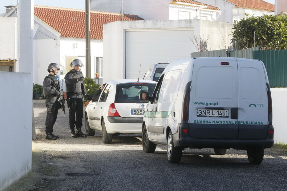 Homem armado barrica-se em casa em Torres Vedras