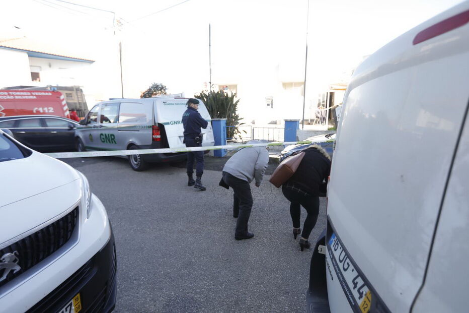 Homem armado barrica-se em casa em Torres Vedras	