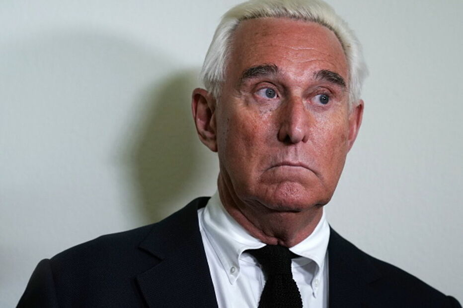 Conselheiro de Trump, Roger Stone, foi detido na Flórida por suspeitas de adulteração de testemunhas e outros crimes.