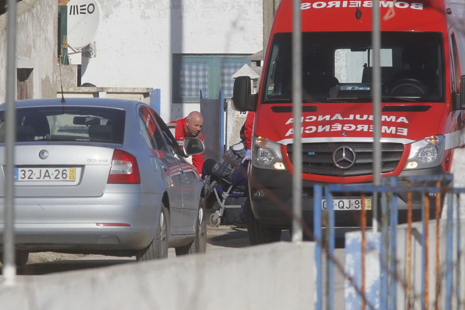 Homem abandona a habitação com ajuda dos bombeiros