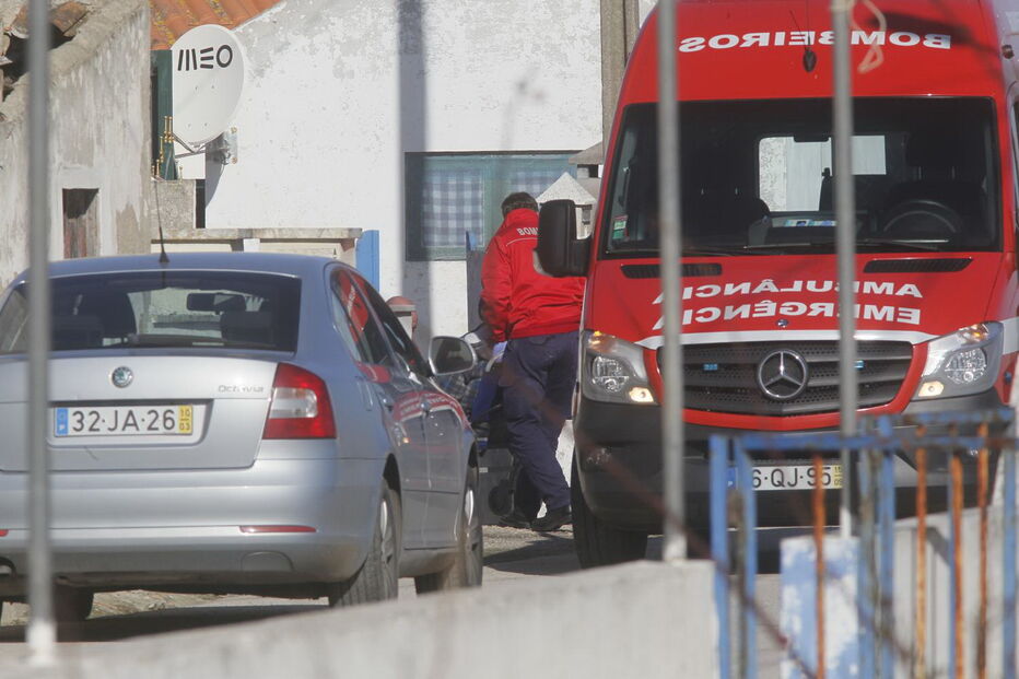 Homem abandona a habitação com ajuda dos bombeiros