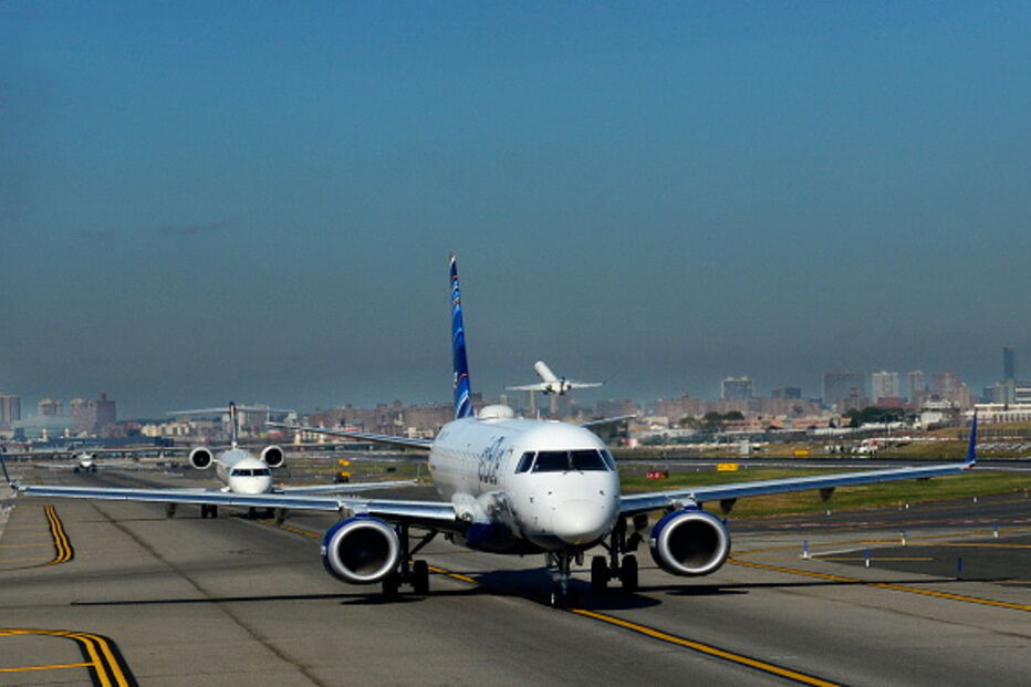 Aeroporto de LaGuardia em Nova Iorque suspende voos por falta de controladores aéreos