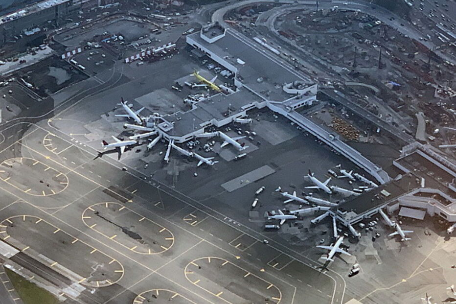 Aeroporto de LaGuardia em Nova Iorque suspende voos por falta de controladores aéreos