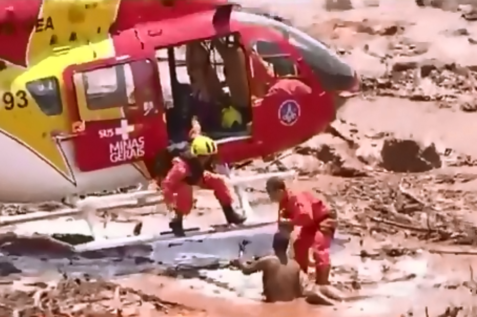 População é resgatada no meio da lama