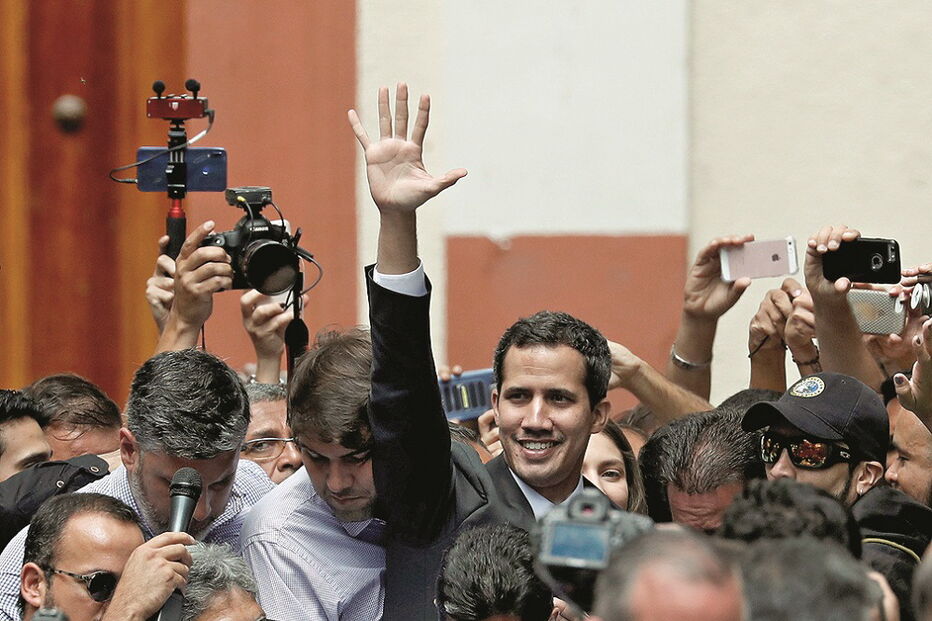 Guaidó proclamou-se presidente e pede apoio a militares para depor Maduro