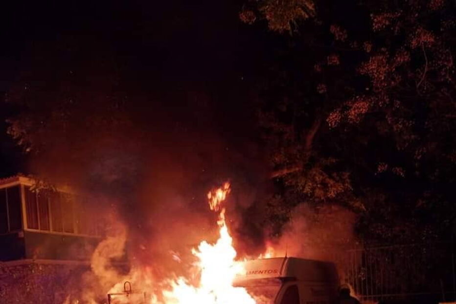Ecopontos e veículo incendiados em ato de vandalismo na Amadora
