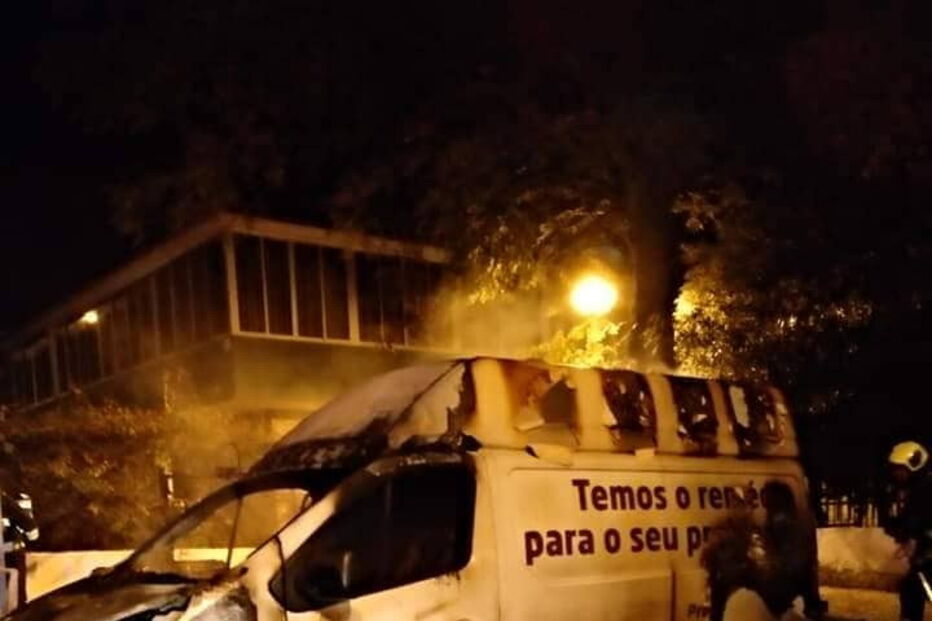 Ecopontos e veículo incendiados em ato de vandalismo na Amadora