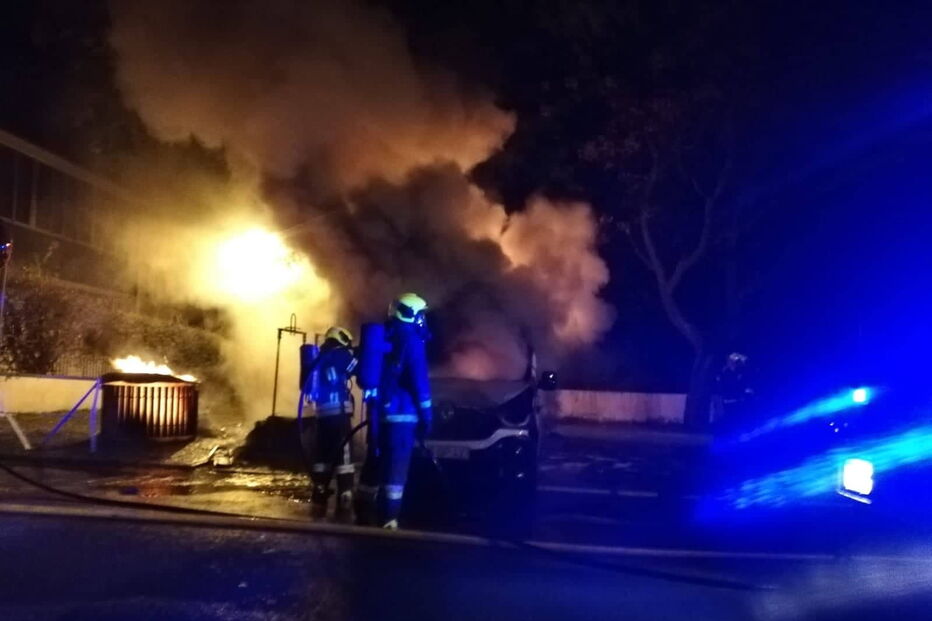 Ecopontos e veículo incendiados em ato de vandalismo na Amadora