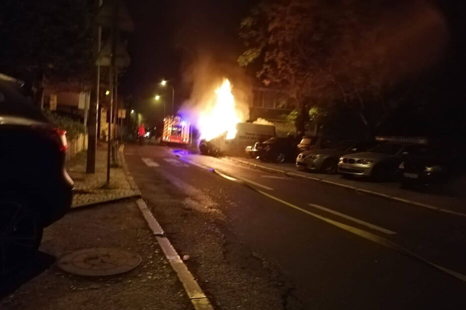 Ecopontos e veículo incendiados em ato de vandalismo na Amadora