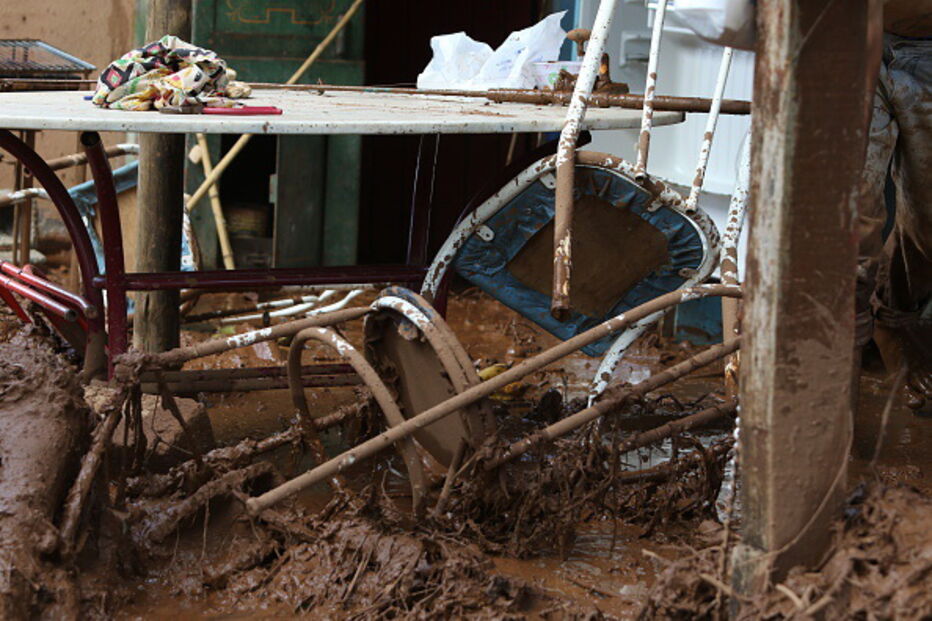 Pessoas e animais entre rios de lama causados pela rutura de barragem no Brasil