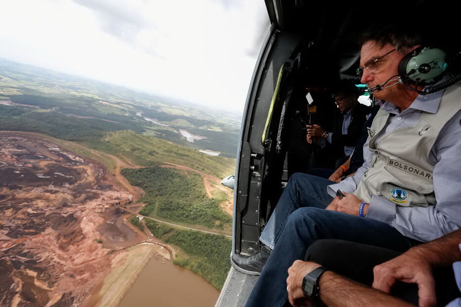Bolsonaro sobrevoa área arrasada por rebentamento de barragem	