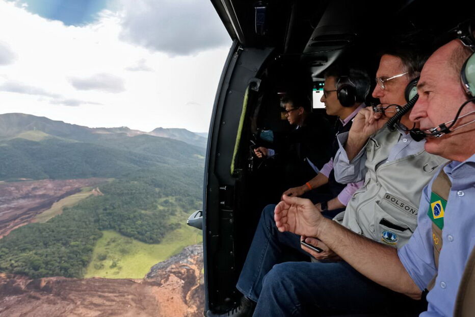 Bolsonaro sobrevoa área arrasada por rebentamento de barragem	