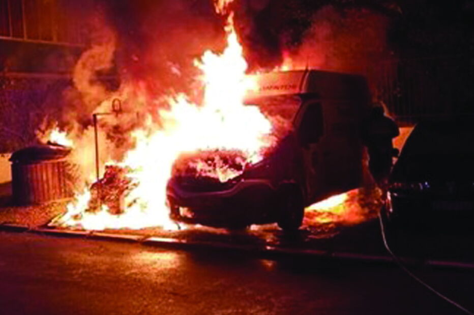 Fogo em ecopontos alastrou a carrinha, na Reboleira, Amadora
