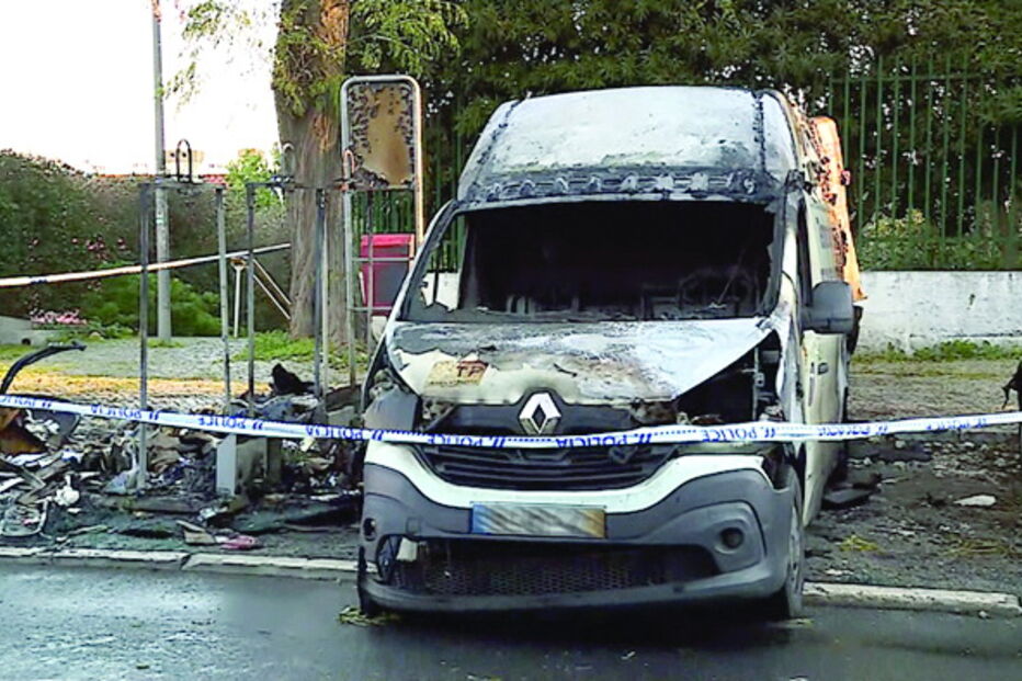 Viatura ficou totalmente destruída  