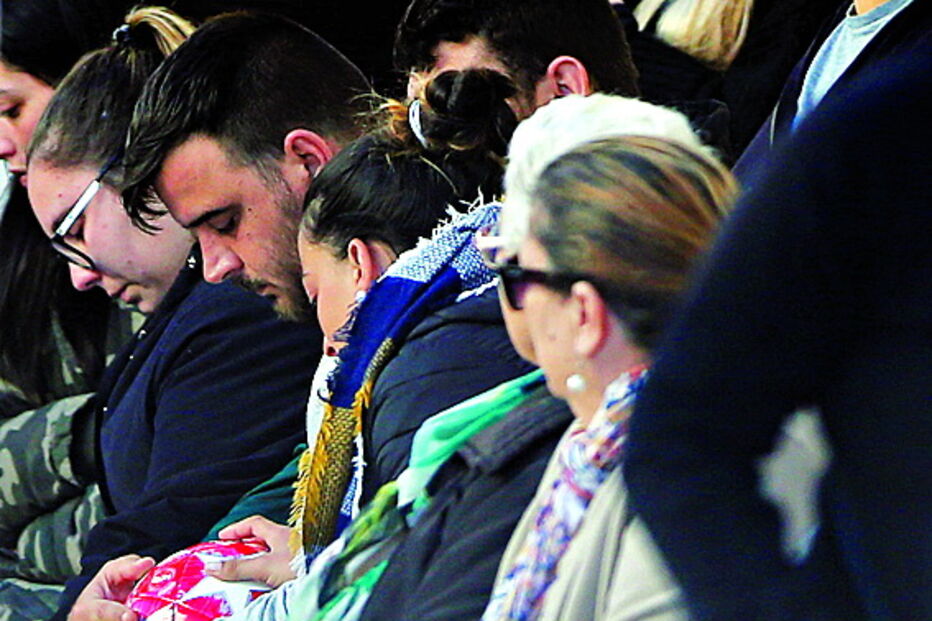 Velório. Os pais de Julen seguram uma bola durante o velório do menino, que decorreu na casa fúnebre de El Palo. Dezenas de familiares, amigos e vizinhos passaram pelo local para dar apoio ao casal. 