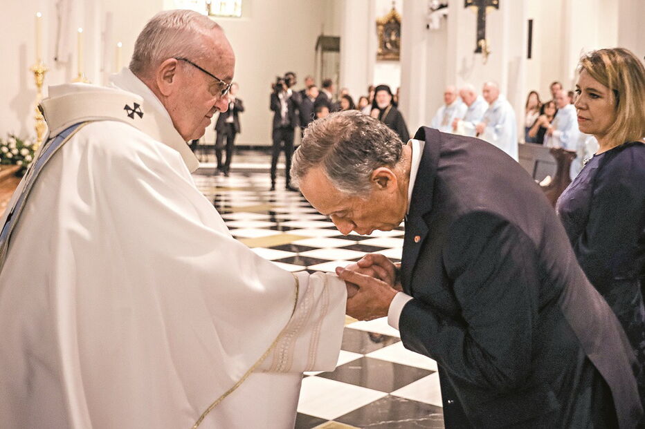 O cumprimento entre o Chefe de Estado do Vaticano, Papa Francisco, e o Presidente da República Portuguesa, Marcelo Rebelo de Sousa, no Panamá 