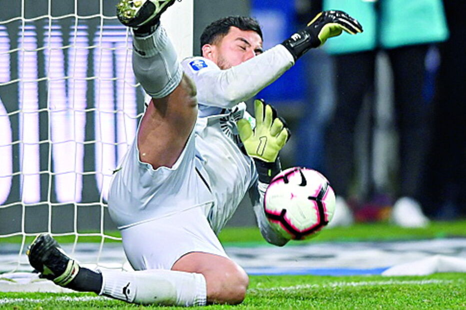 Renan voltou a ser decisivo na final. Defendeu o penálti apontado por Hernâni   