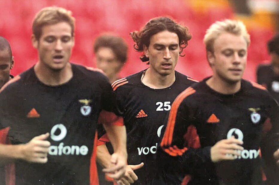 Miklós Fehér num treino do Benfica, ao lado dos colegas Sokota e Andersson