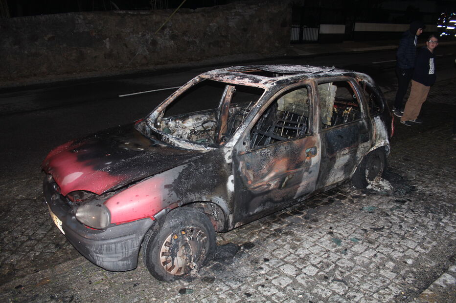 Carro totalmente destruído pelas chamas em Vila Nova de Gaia