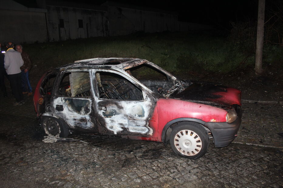 Carro totalmente destruído pelas chamas em Vila Nova de Gaia