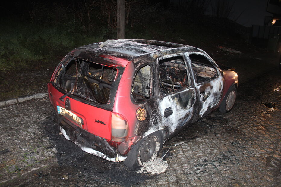 Carro totalmente destruído pelas chamas em Vila Nova de Gaia