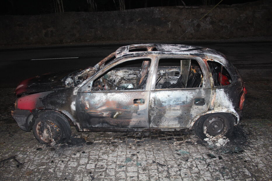 Carro totalmente destruído pelas chamas em Vila Nova de Gaia