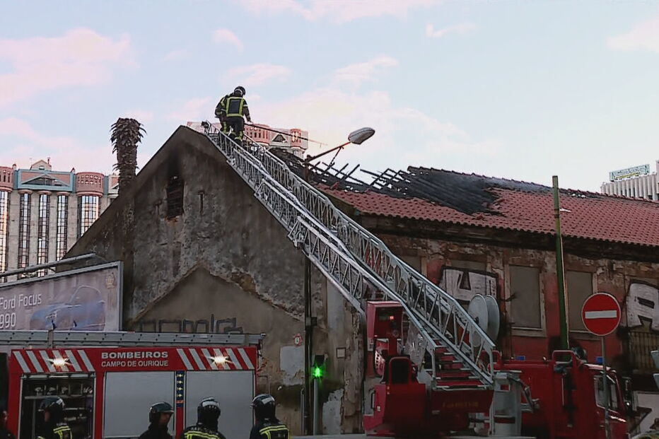 Incêndio que deflagrou em prédio de Campo de Ourique em Lisboa