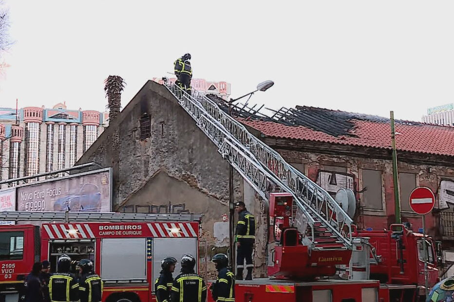 Incêndio que deflagrou em prédio de Campo de Ourique em Lisboa