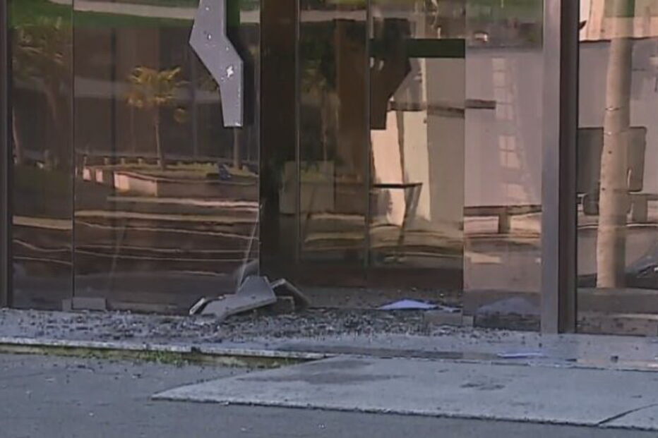 Porta e vidros de edifício da Segurança Social em Braga apedrejados