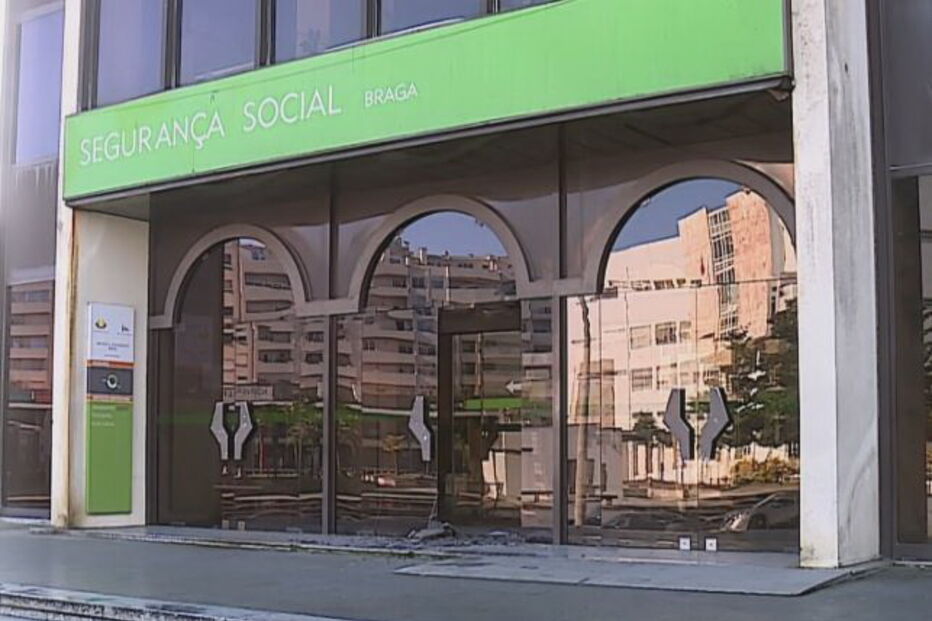 Porta e vidros de edifício da Segurança Social em Braga apedrejados