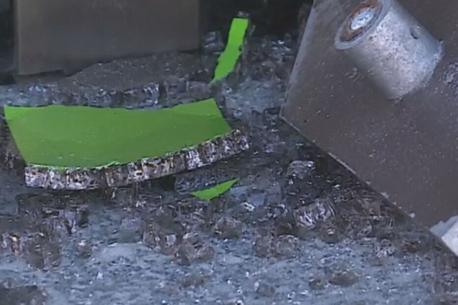 Porta e vidros de edifício da Segurança Social em Braga apedrejados