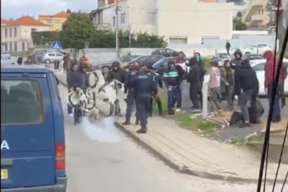 Polícia trava adeptos do Ermesinde que fizeram espera ao autocarro do São Pedro da Cova