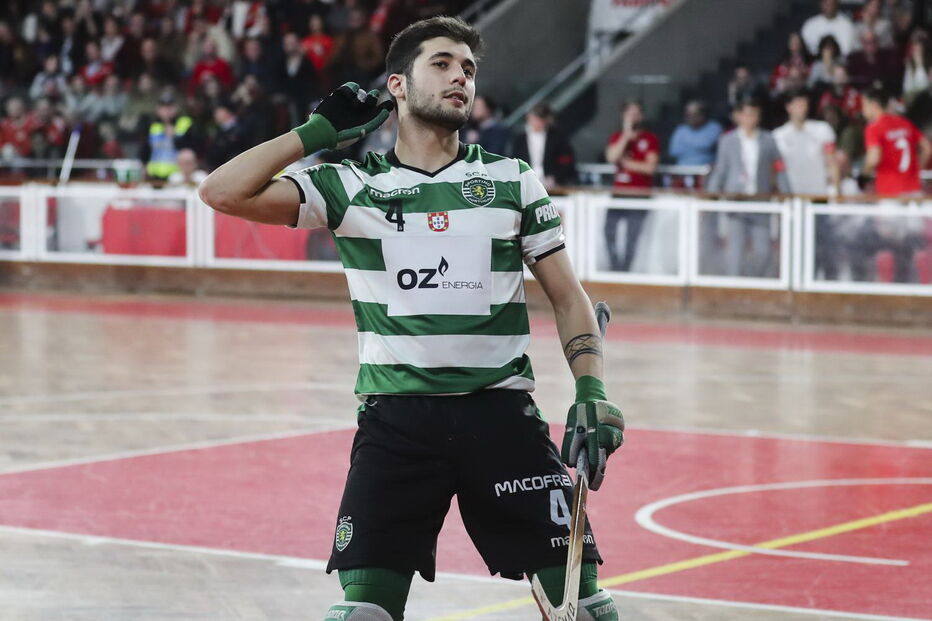Ferran, do Sporting, festeja após marcar um golo ao Benfica em jogo de hóquei em patins