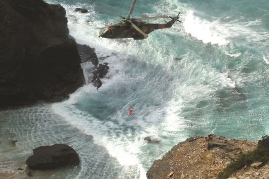 Arriba onde se deu a queda é muito perigosa e obrigou à utilização de um helicóptero que resgatou o corpo do pescador 