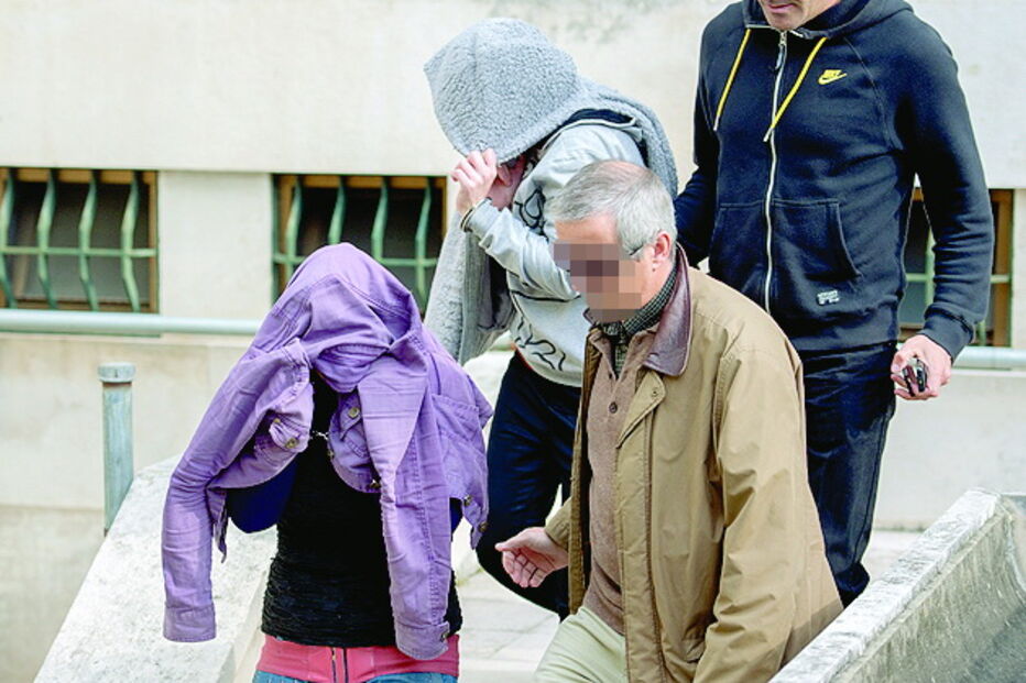 Patrícia e Daniela junto ao Tribunal