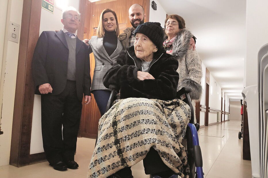Idosa centenária junto do filho José Moura, a neta Letícia Magalhães, o neto Diogo Bessa e a filha Joaquina Moura  