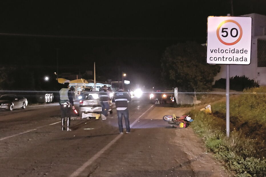 Motociclista embateu contra o carro e entrou pela traseira da viatura, acabando inanimado no interior 