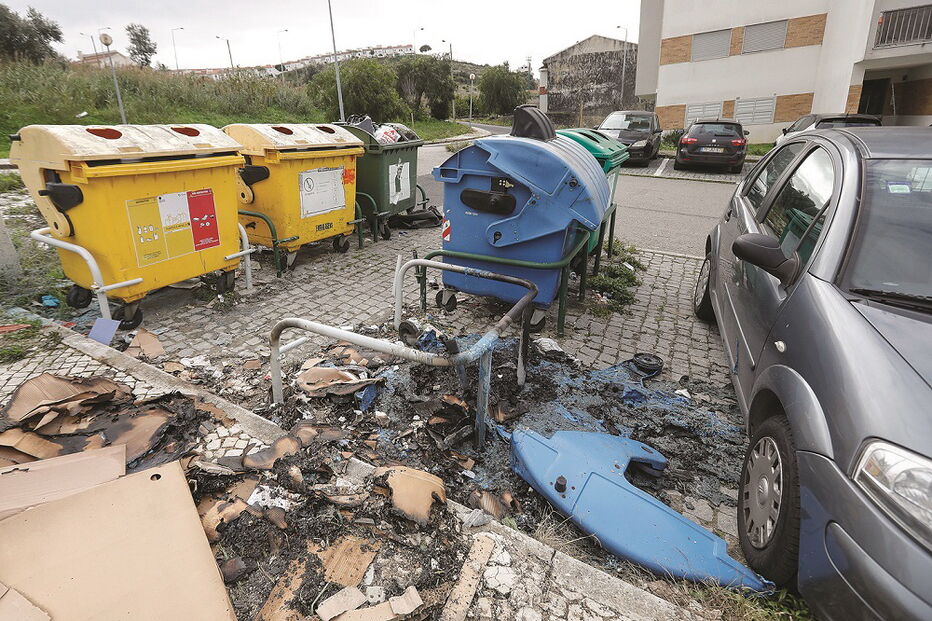 Rasto de destruição deixado pelos atos de vandalismo que se sucedem, com caixotes do lixo incendiados  