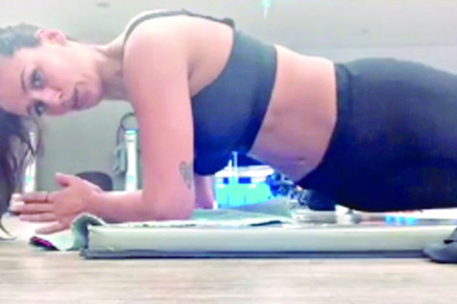 A atriz a fazer exercícios para tonificar os abdominais  