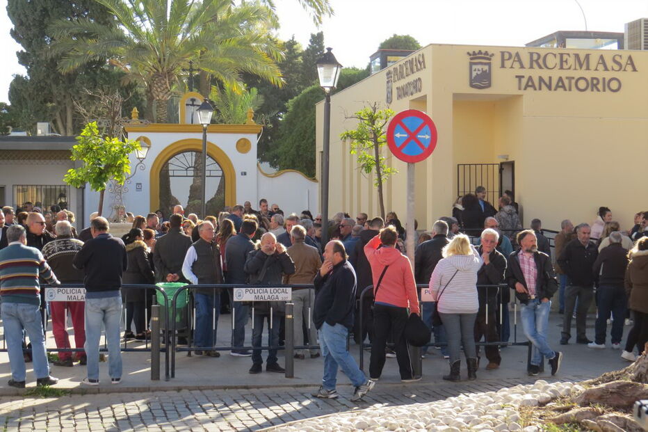 Palmas, flores e balões no último adeus a Julen