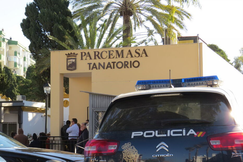 Palmas, flores e balões no último adeus a Julen