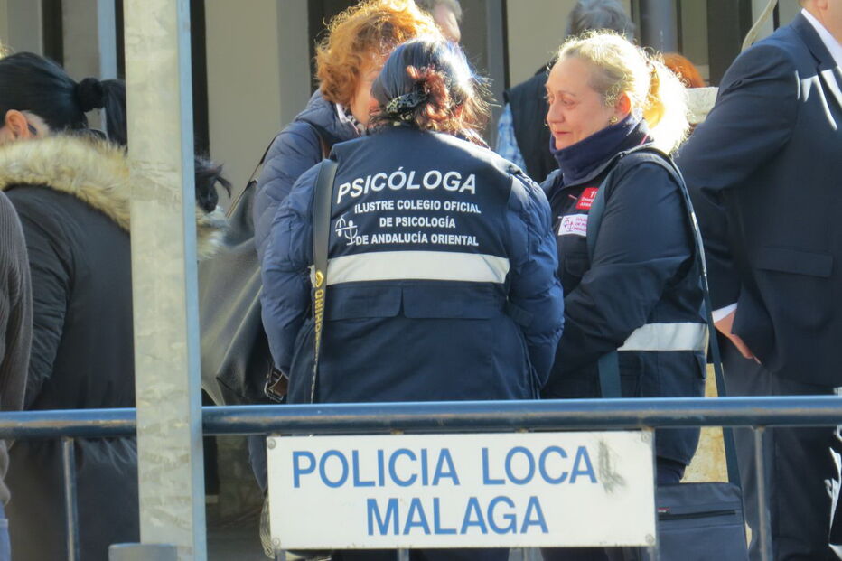 Palmas, flores e balões no último adeus a Julen