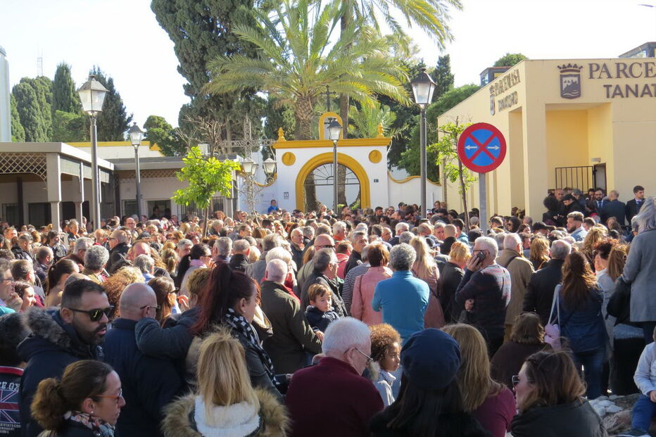 Palmas, flores e balões no último adeus a Julen
