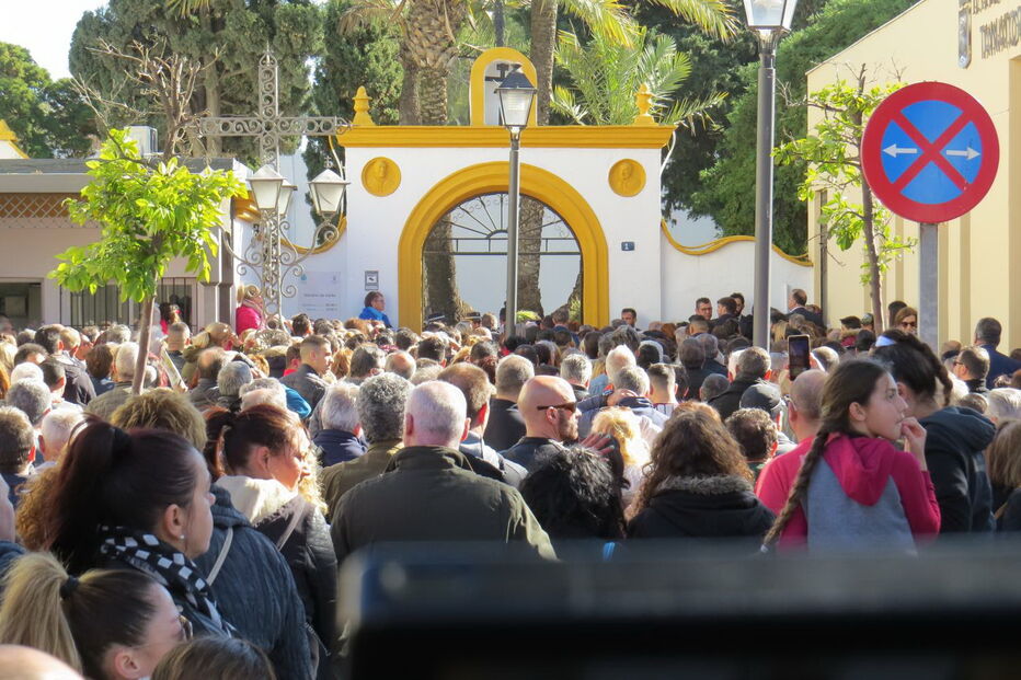 Palmas, flores e balões no último adeus a Julen