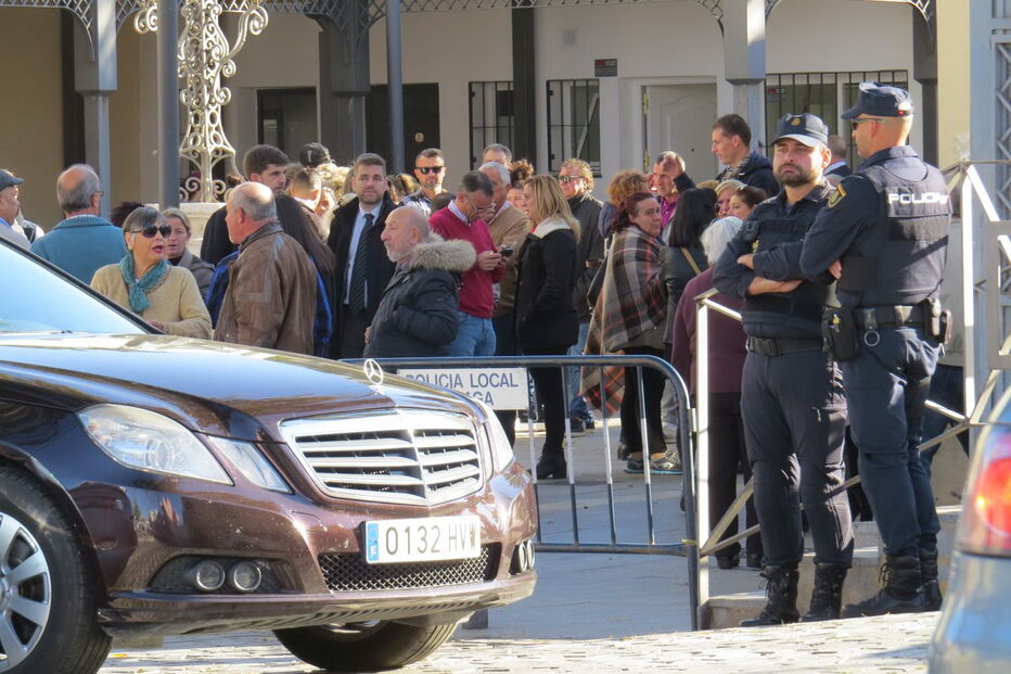 Palmas, flores e balões no último adeus a Julen