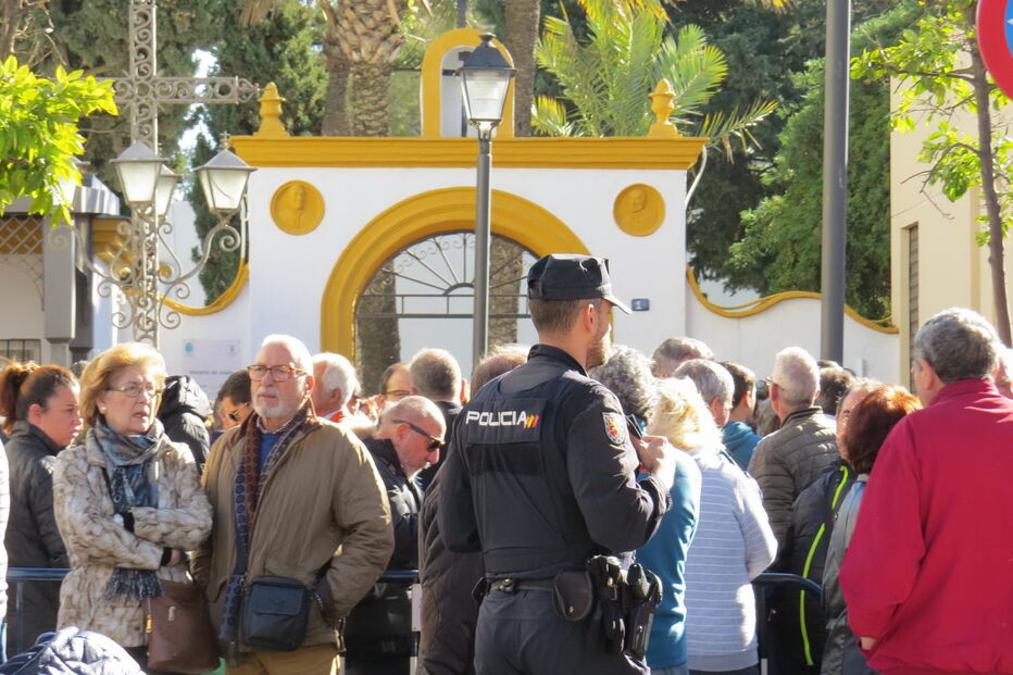 Palmas, flores e balões no último adeus a Julen