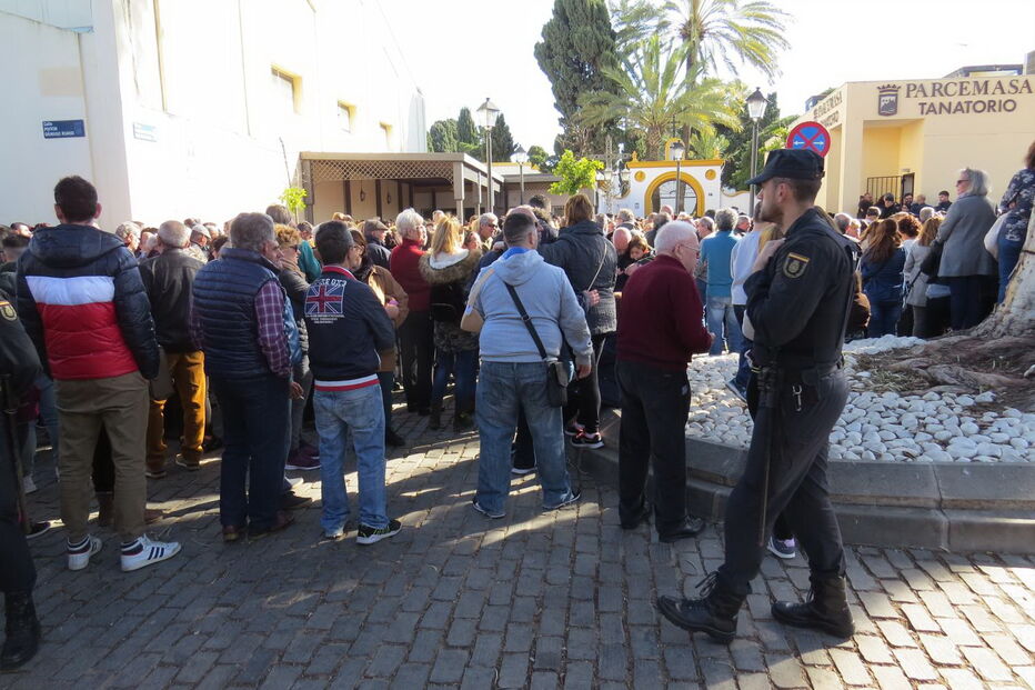 Palmas, flores e balões no último adeus a Julen