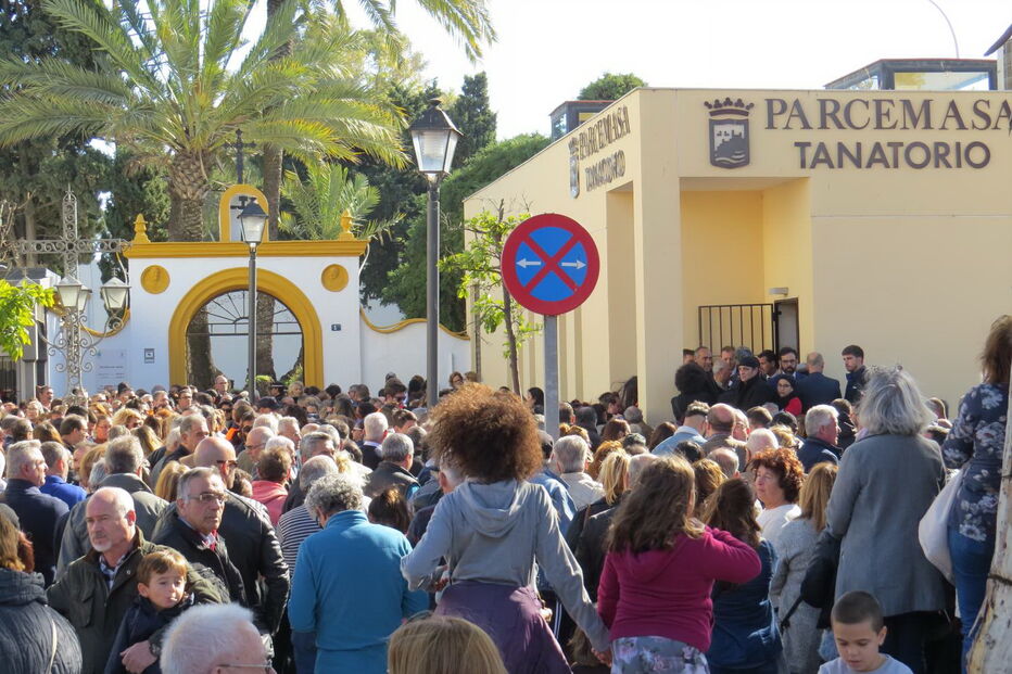 Palmas, flores e balões no último adeus a Julen