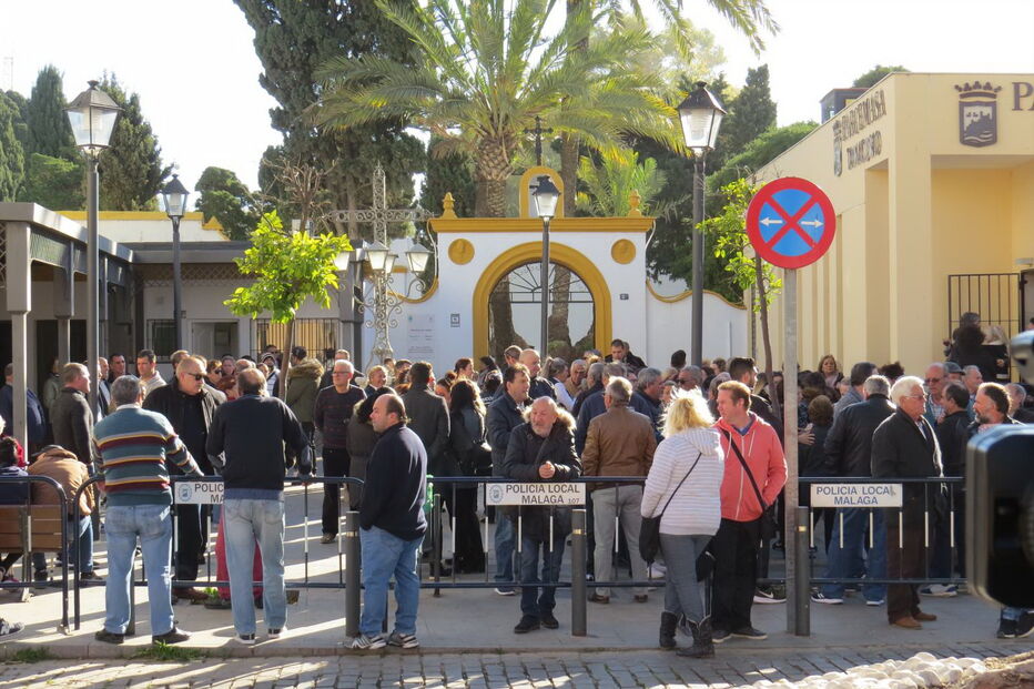 Palmas, flores e balões no último adeus a Julen