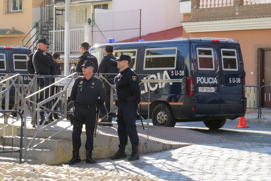Palmas, flores e balões no último adeus a Julen